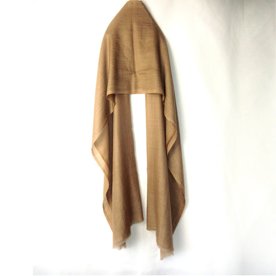 カシミール地方原産の「繊維の宝石」カシミヤのショール。防寒用