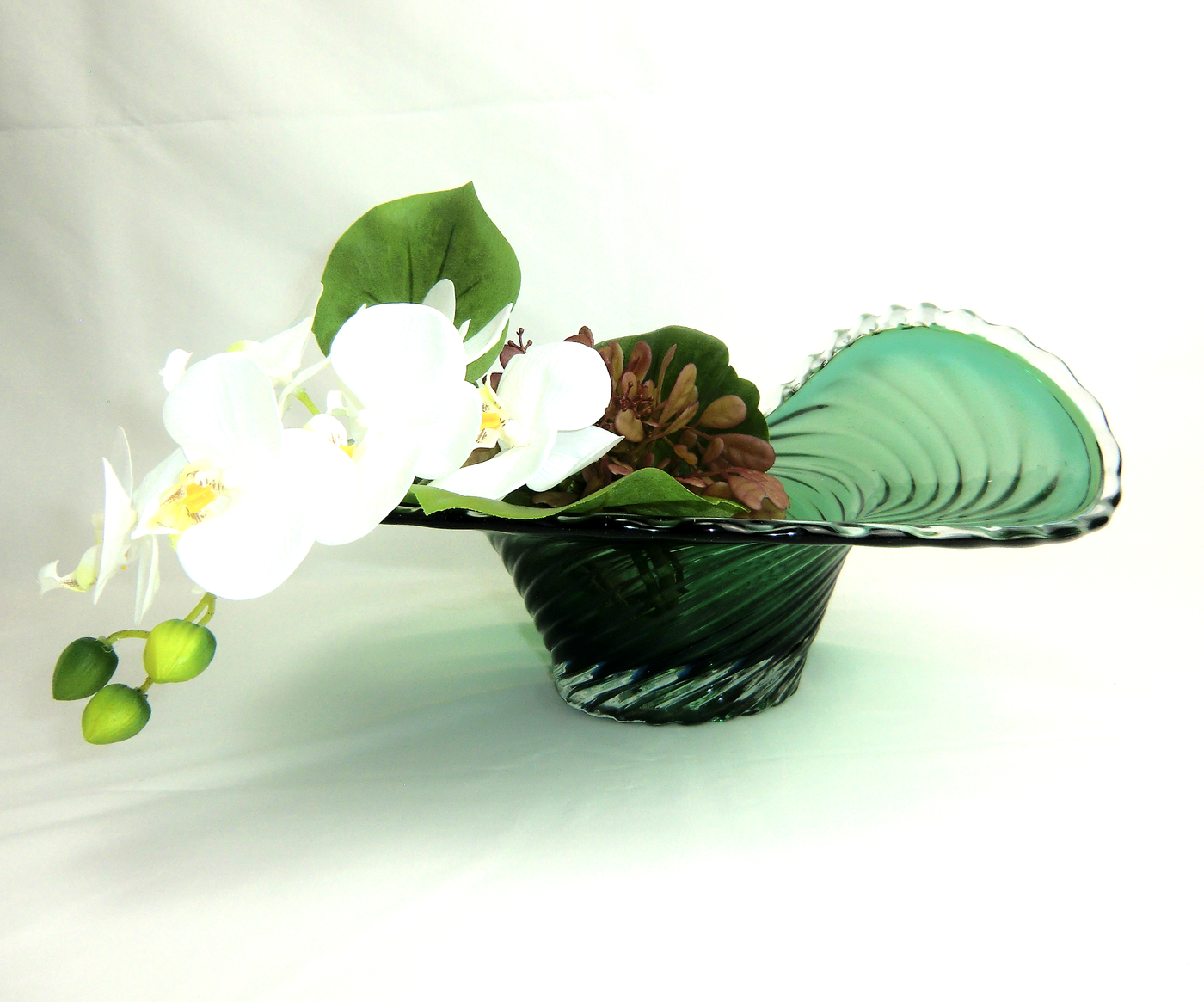 吹きガラス　花器/装飾　　波打つ口縁部がとてもインパクトあるオリーブ色のガラスの器