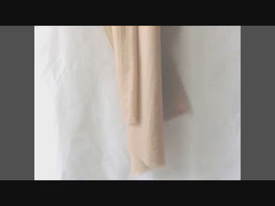 カシミール地方原産の「繊維の宝石」カシミヤのショール。防寒用はもちろん冷房対策としてオールシーズンお使い頂ける薄手タイプ。カラー：サンドベージュ　サイズ/重さ：75x200cm/80g