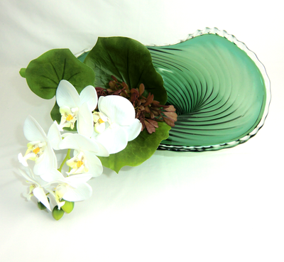 吹きガラス　花器/装飾　　波打つ口縁部がとてもインパクトあるオリーブ色のガラスの器