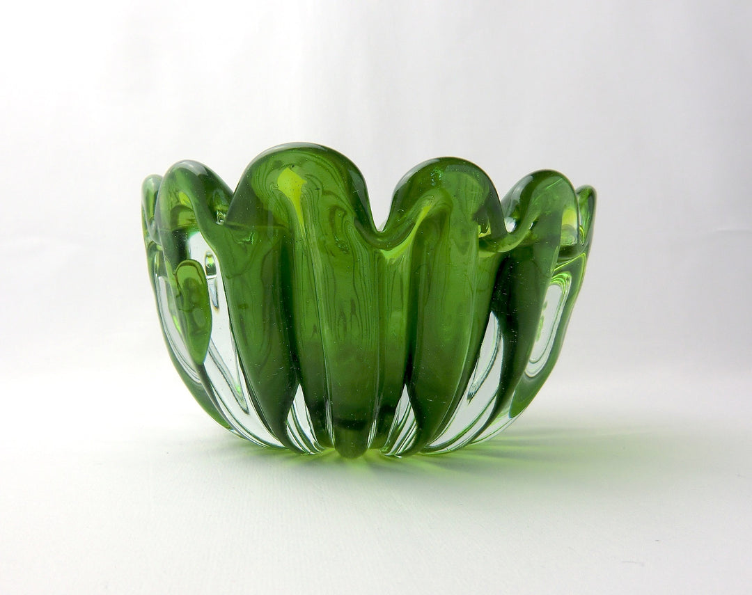 金箔装飾の緑色ガラスボウル 金箔装飾の緑色ガラスボウル ユニークな星型のガラスボウル – バナル