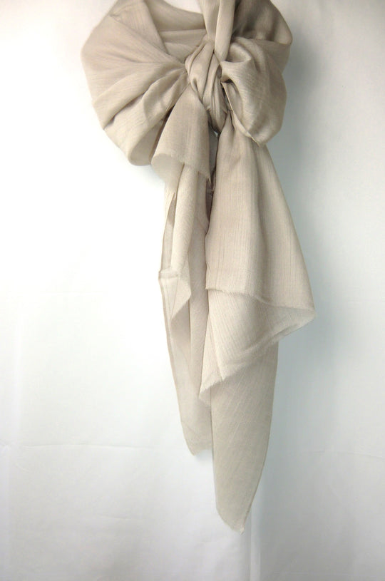 カシミール地方原産の「繊維の宝石」カシミヤのショール。防寒用