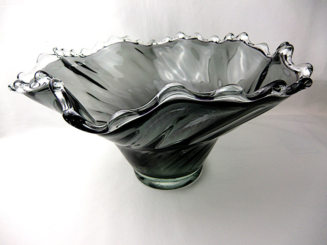 吹きガラス 花器/装飾 スモーキーな黒に、波打つ口縁が描く優雅な
