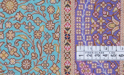 NEW 有名工房アミリザデ作のトルコブルーとバイオレットの斬新な色彩のクム産シルク絨毯。モスクの礼拝室のメヘラーブ文様が厳かな意匠の逸品。サイズ：62 x 95cm