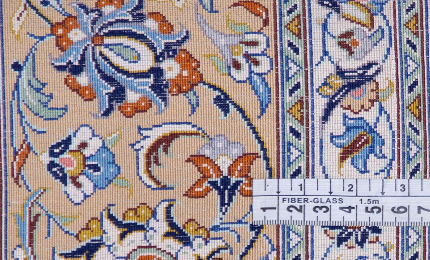 NEW 厳かなメダリオンのクム産シルク絨毯。織工ハグハニによる作品。再生、不死、豊穣の象徴とされる蓮の花がモチーフ。サイズ：132 x 202cm