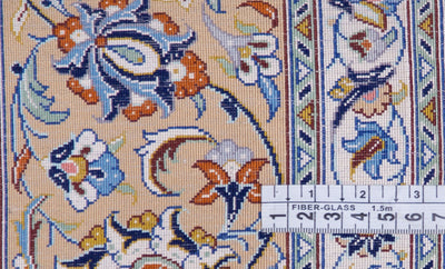 NEW 厳かなメダリオンのクム産シルク絨毯。織工ハグハニによる作品。再生、不死、豊穣の象徴とされる蓮の花がモチーフ。サイズ：132 x 202cm
