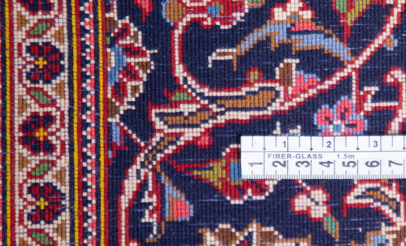 OLD ダイヤ型メダリオンに深紅と濃紺の豊かな色彩のカシャーン産絨毯。弾力のあるコルクウールが使われた肌触りの良いヴィンテージ絨毯。サイズ：144 x 211cm