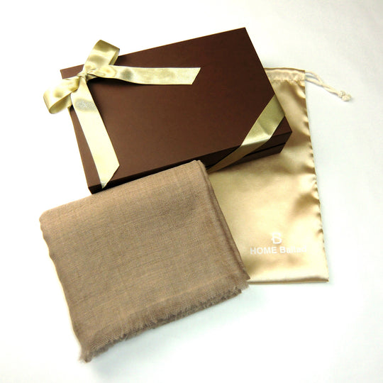 カシミール地方原産の「繊維の宝石」カシミヤのショール。防寒用は